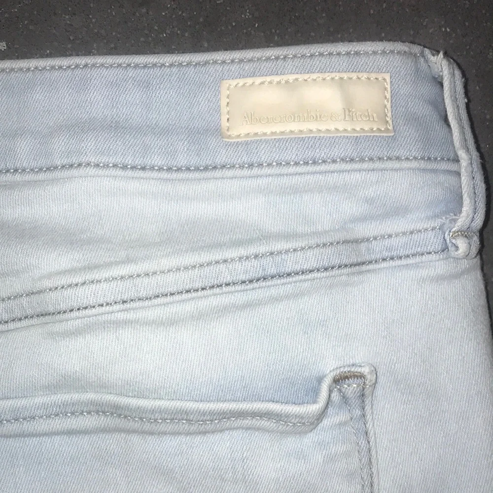 A&F Distressed Light Wash Cropped Skinny Jeans - Picture 4 of 6